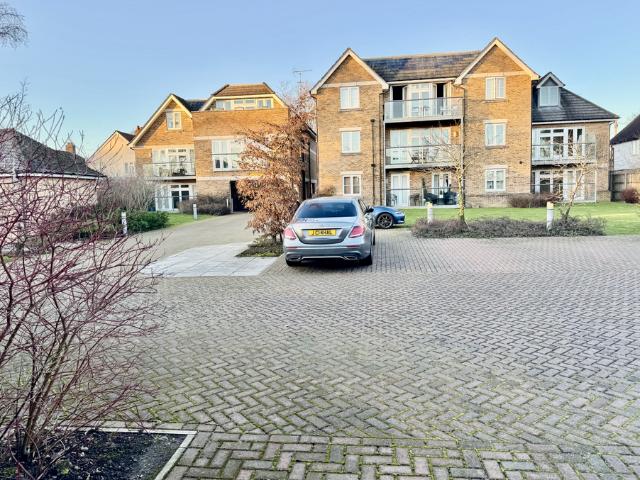Church Road, Addlestone KT15 2 bed apartment to rent £1,600 pcm £369 pw
