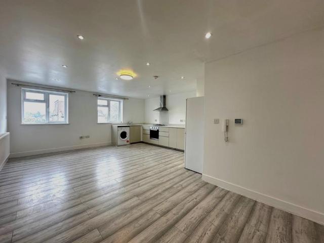 Church Road, Ashford, Middlesex, TW15 2 bed apartment to rent £1,550 pcm £358 pw