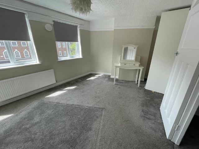 Church Road, Ashford TW15 2 bed apartment to rent £1,750 pcm £404 pw