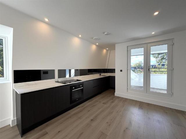 Church Road, Claygate KT10 2 bed apartment to rent £2,400 pcm £554 pw