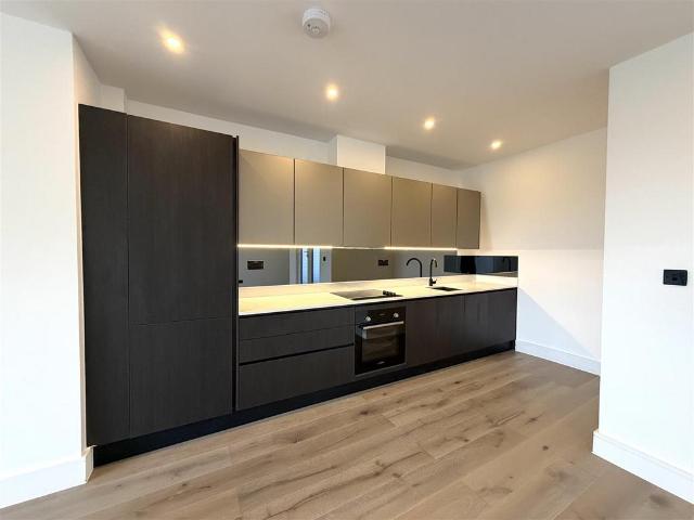Church Road, Claygate KT10 2 bed apartment to rent £2,400 pcm £554 pw
