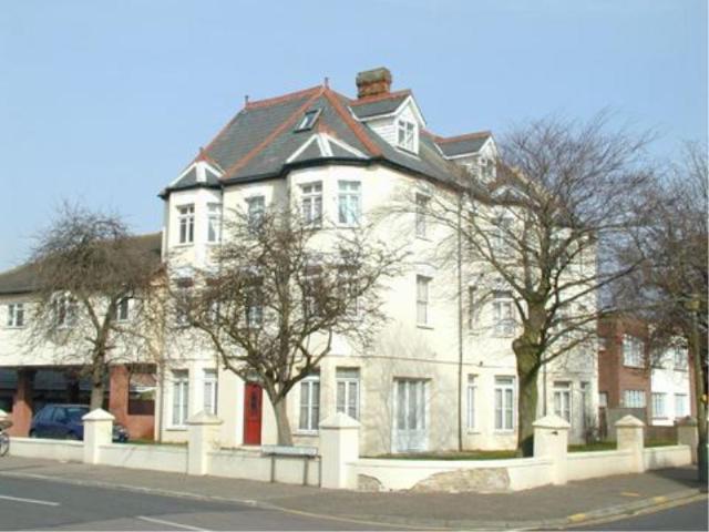 Church Road, Clacton on Sea, Essex. 1 bed flat to rent £800 pcm £185 pw