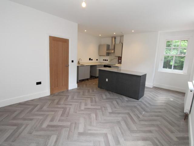 Church Road, Farnborough BR6 3 bed apartment to rent £2,500 pcm £577 pw
