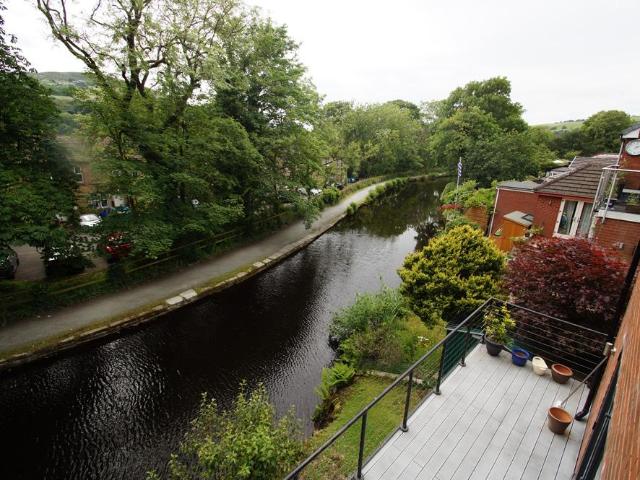 Church Road, Greenfield OL3 4 bed detached house to rent £1,850 pcm £427 pw