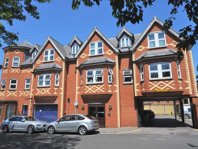 Church Road, Guildford, Surrey, GU1 3 bed apartment to rent £2,100 pcm £485 pw