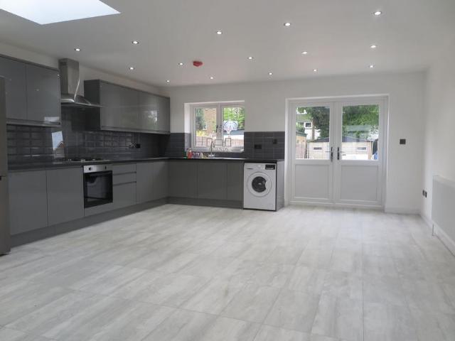 Church Road, Hounslow, TW5 4 bed semi detached house to rent £3,300 pcm £762 pw