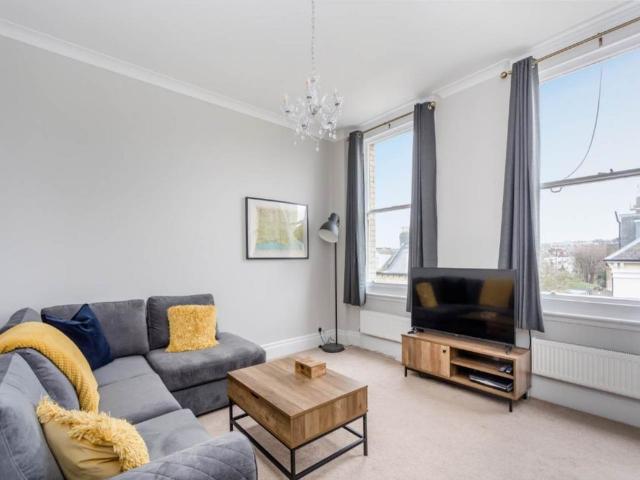 Church Road, Hove 1 bed flat to rent £1,650 pcm £381 pw