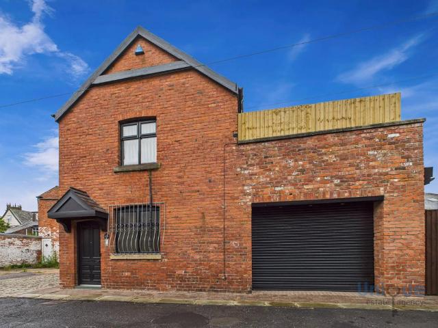 Church Road, Lytham St. Annes. 2 bed detached house to rent £1,200 pcm £277 pw