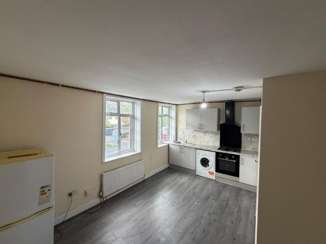 Church Road, Mitcham CR4 4 bed house to rent £2,500 pcm £577 pw