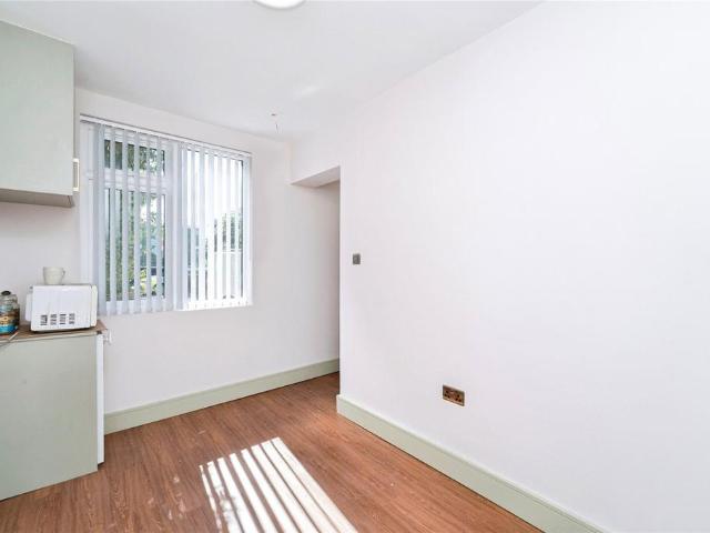 Church Road, Northolt, Middlesex, UB5 1 bed in a house share to rent £900 pcm £208 pw