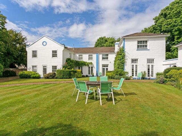 Church Road Old Windsor SL4 2 bed flat to rent £1,595 pcm £368 pw