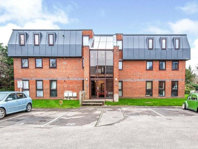 Church Road, Surrey TW20 1 bed flat to rent £1,400 pcm £323 pw
