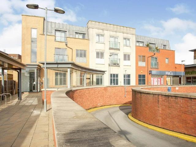 Church Road, Surrey TW20 2 bed flat to rent £1,700 pcm £392 pw