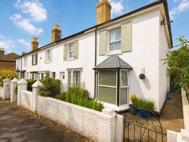 CHURCH WALK, LEATHERHEAD, KT22 2 bed cottage to rent £1,850 pcm £427 pw