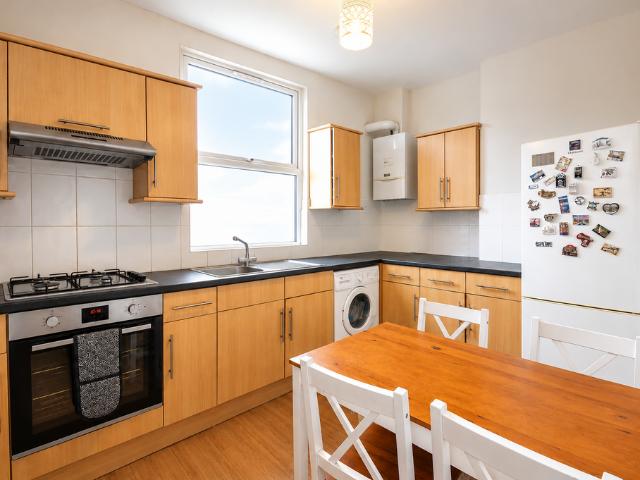 Churchfield Road, Acton Central W3 6AX 4 bed flat to rent £3,550 pcm £819 pw