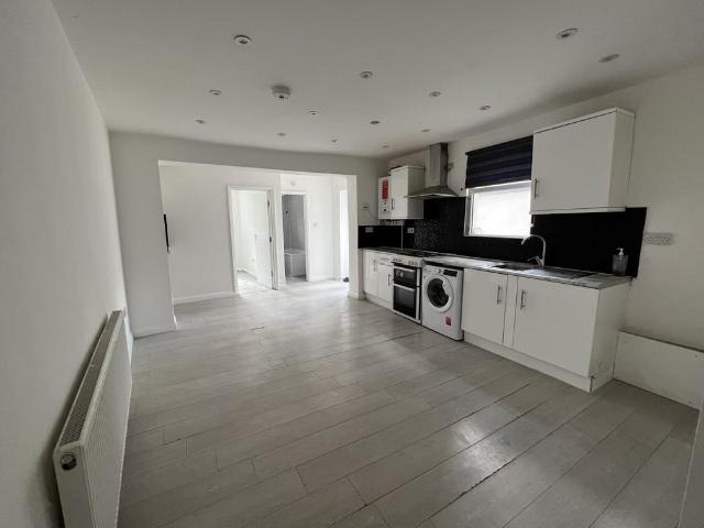 Churchfield Road, First And Second. 5 bed maisonette to rent £3,800 pcm £877 pw