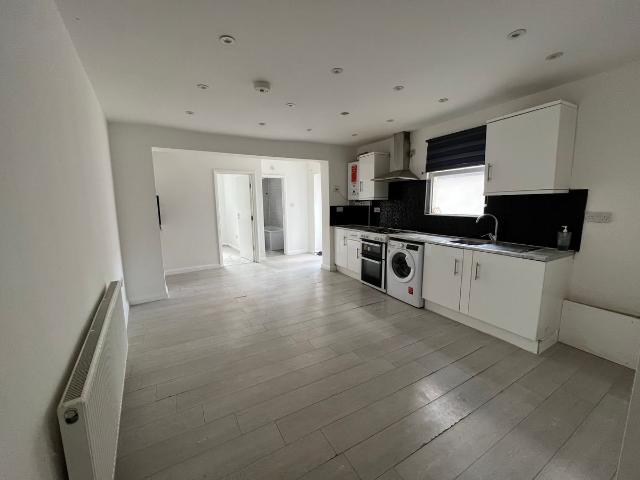 Churchfield Road, First And Second Floor Flat, London W3, 5 bed maisonette to rent, £3,800 pcm | PrimeLocation