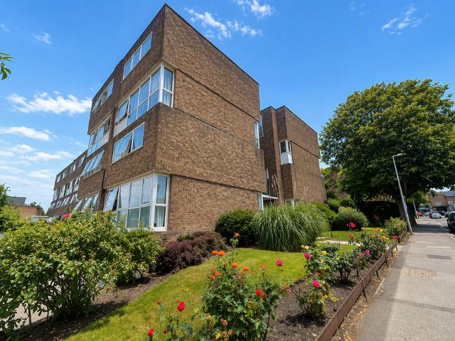 Churchfields, London, E18 3 bed flat to rent £2,000 pcm £462 pw