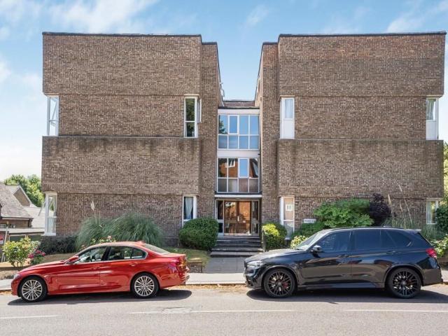 Churchfields, London E18, 3 bed flat to rent, £2,250 pcm | PrimeLocation