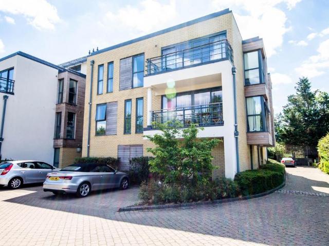 Churchill Court, Madingley Road. 2 bed apartment to rent £1,850 pcm £427 pw