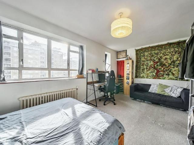 Churchill Gardens, Pimlico, London, SW1V 2 bed flat to rent £4,000 pcm £923 pw