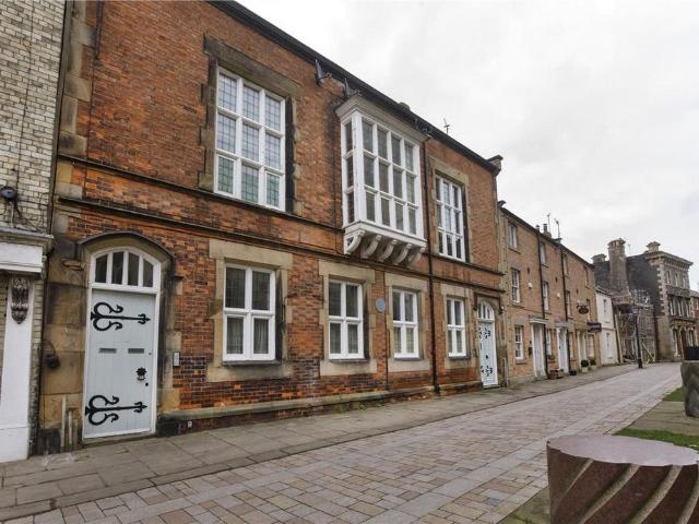 Churchside, Howden, Goole, East. 2 bed maisonette to rent £1,000 pcm £231 pw
