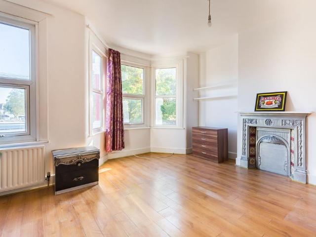 Churston Avenue, Upton Park, London, E13 4 bed terraced house to rent £3,000 pcm £692 pw