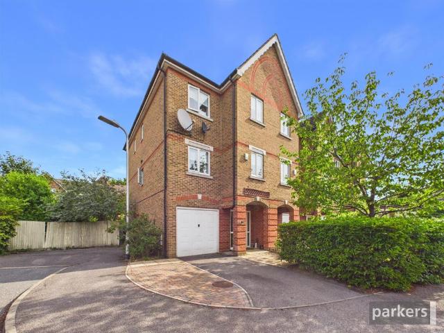 Cintra Close, Berkshire RG2 5 bed end of terrace house to rent £2,750 pcm £635 pw