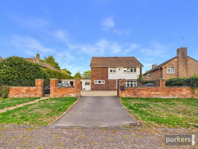 Cintra Avenue, Berkshire RG2 4 bed detached house to rent £2,500 pcm £577 pw