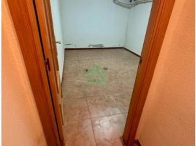 Cinco habitaciones, tres baños y un garaje donde caben tres coches