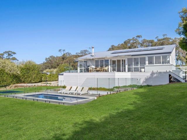 Cinematic Bay Views & Hinterland Luxury