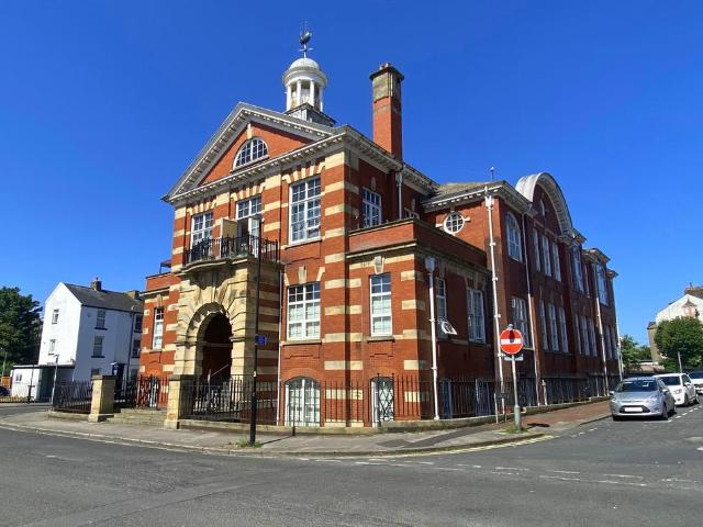 Cinnabar House 2 bed flat to rent £850 pcm £196 pw