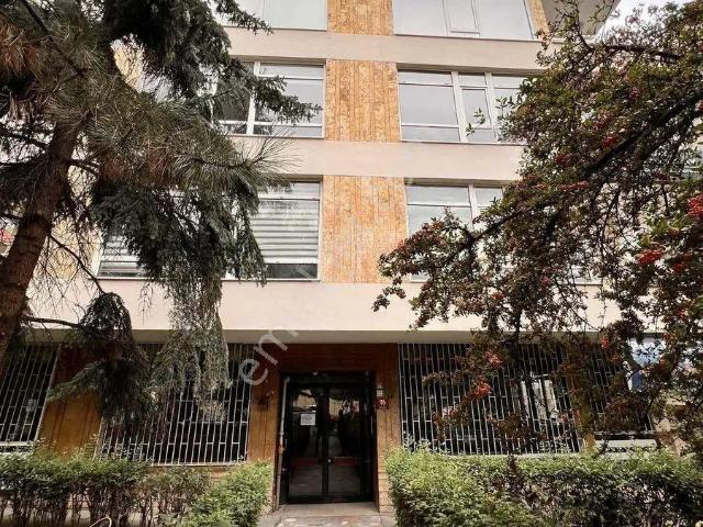 Cinnah Caddesi'nde Bahçe Çıkışlı 3,5+1 Ofise Meskene Otoparklı