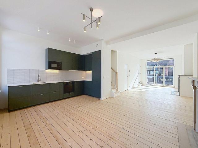 CINQUANTENAIRE, FULLY RENOVATED 3 BEDROOM TRIPLEX WITH TERRA