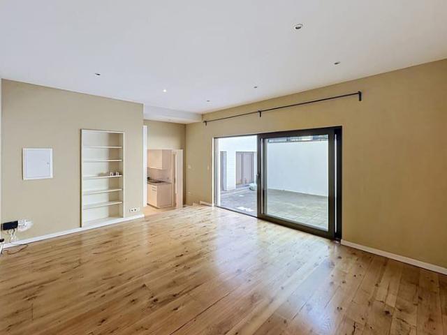 CINQUANTENAIRE, SUPERBE APPT 1CH ± 50M² + TERRASSE – PEB D