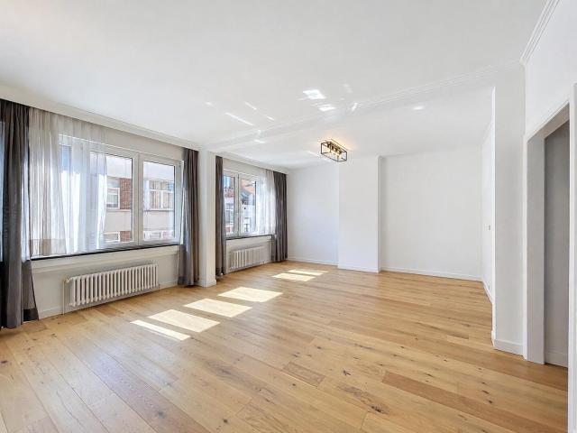 CINQUANTENAIRE, SUPERBE APPT 2CH ±75M²