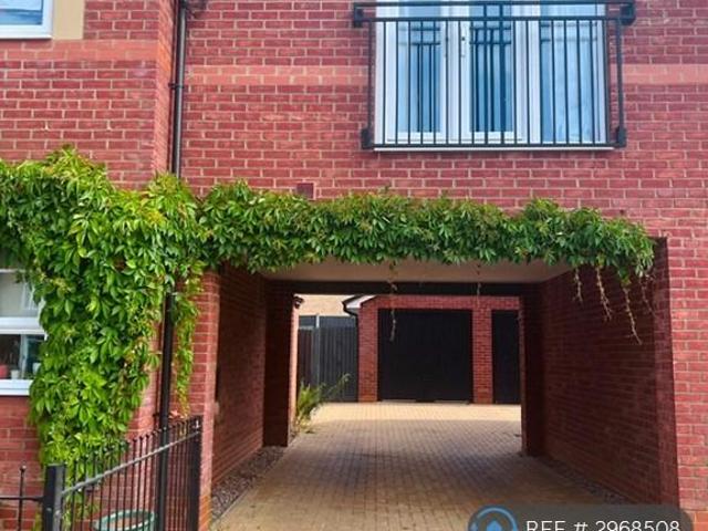 Cicero Crescent, Milton Keynes, MK11 4 bed semi detached house to rent £2,100 pcm £485 pw