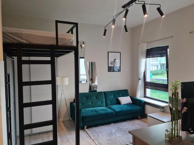 Cicha kawalerka z balkonem blisko metra 30.22 m²