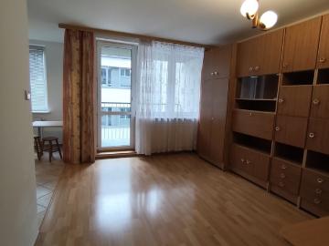 Ciche 32 m² z balkonem i parkingiem w Włochach