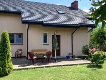 Przestronny dom z garażem i dodatkowymi budynkami w Cichowie