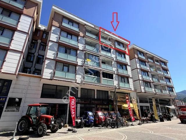 Cide Demirtaş Emlaktan Çarşı Merkezinde Satılık 2+1 Geniş Daire