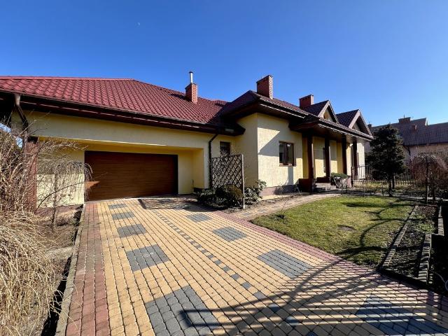 Dwurodzinny dom z garażem i dużą działką 334,7 m² w Ciechanowie