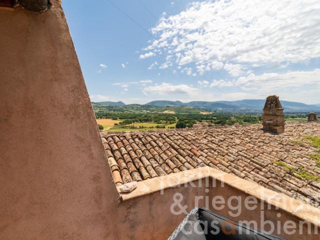 Cielo Terra completamente ristrutturato con ampia terrazza n. 125m² Spello