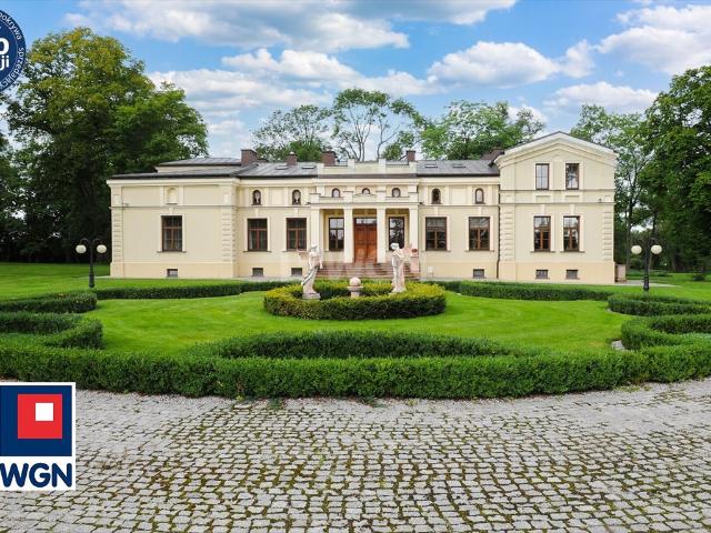 Na sprzedaż luksusowa rezydencja z basenem i zabytkowym parkiem