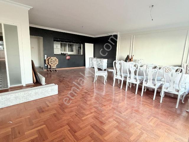 Cihangir’de Prestijli Konumda 5+1 Satılık Daire
