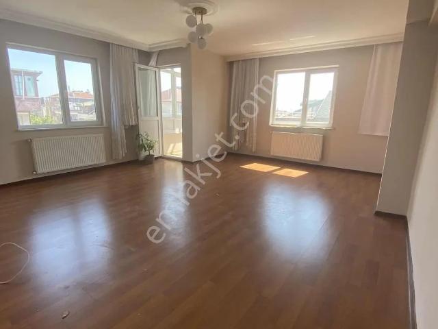 Cihangirin İşlek Caddesinde Metrobüse Yürüme Mesafesi 2+1