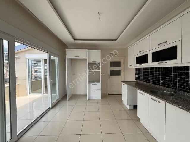 Cikcilli'de 3+1 Ayrı Mutfaklı Deniz Manzaralı 160 M2 Boş Daire