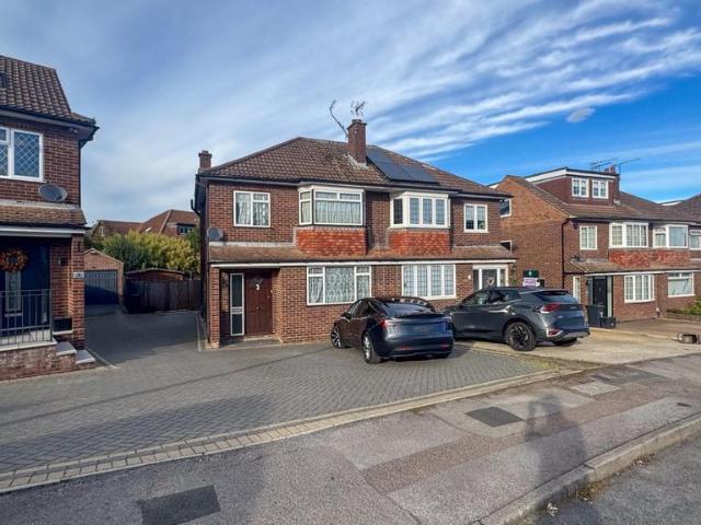 Cillocks Close, Hoddesdon 3 bed semi detached house to rent £1,950 pcm £450 pw