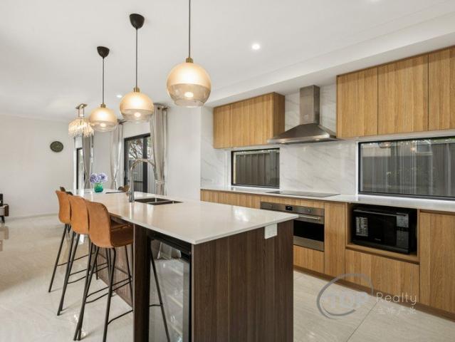 CIRCA 2021 BUILT GREEN TITLE STREET FACING MODERN LUXURY HOME