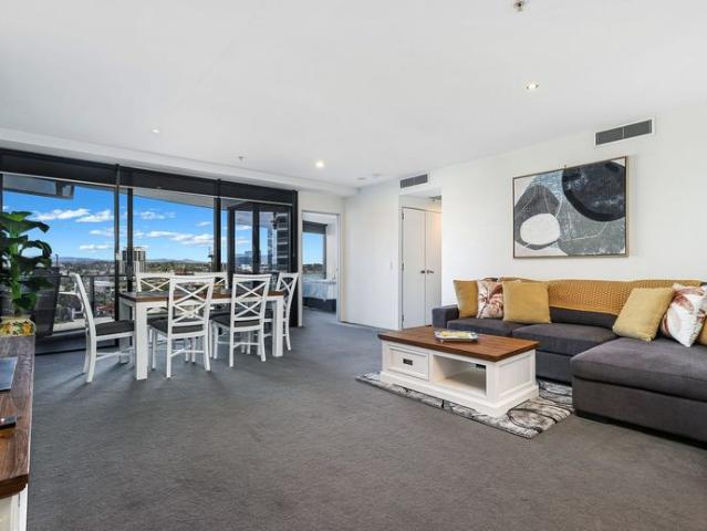 Circle on Cavill Stunning River Views